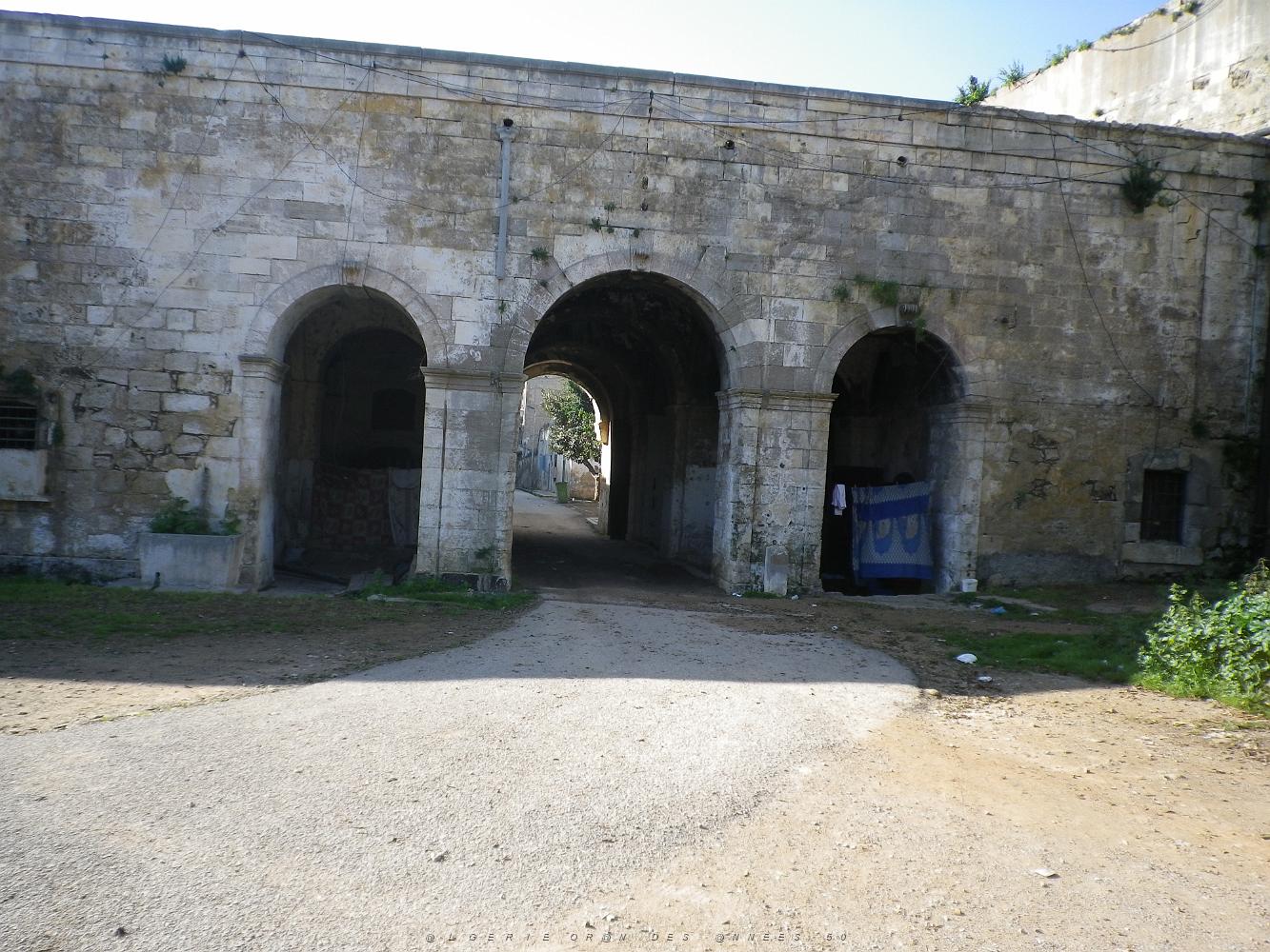 1250 entree ancien chateau neuf, ou se trouvait la legion etrangere en 1962 .JPG